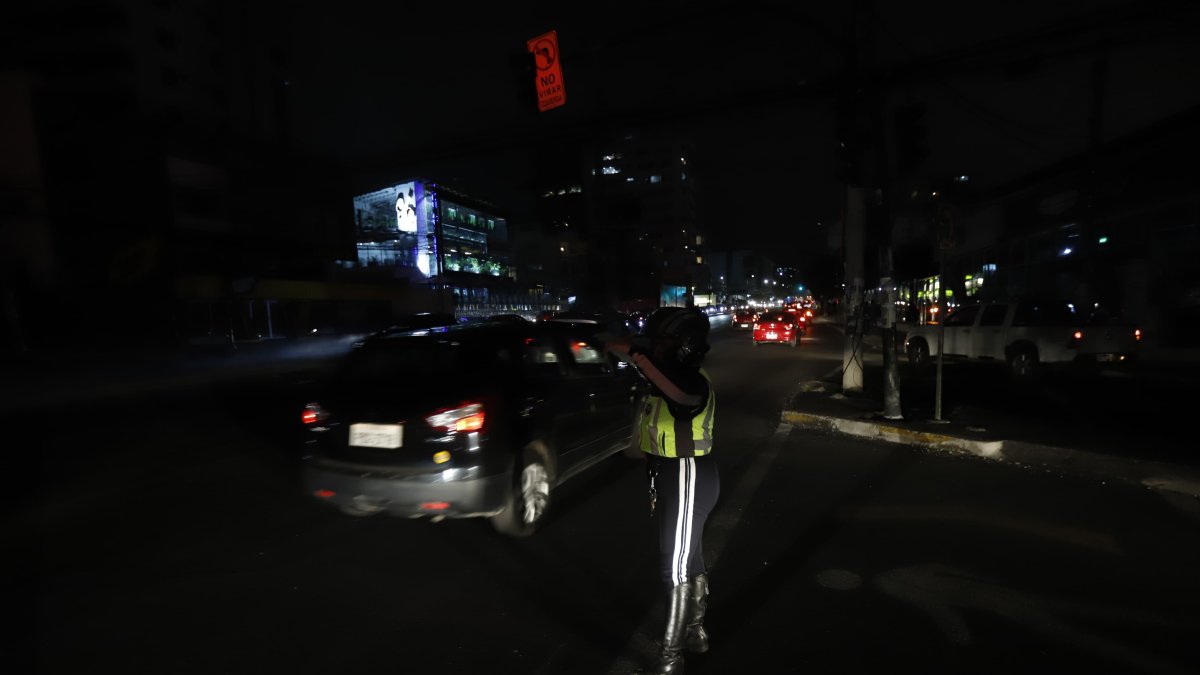 Los agentes de la AMT se colocaron en vías como la avenida 6 de Diciembre, para controlar el tránsito, durante los incendios en Quito.