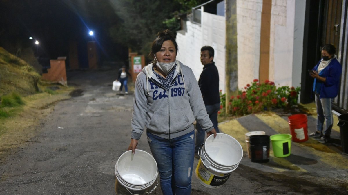 Con baldes, vecinos del sector Bellavista intentan aplacar el fuego para evitar que se aproxime a sus viviendas.