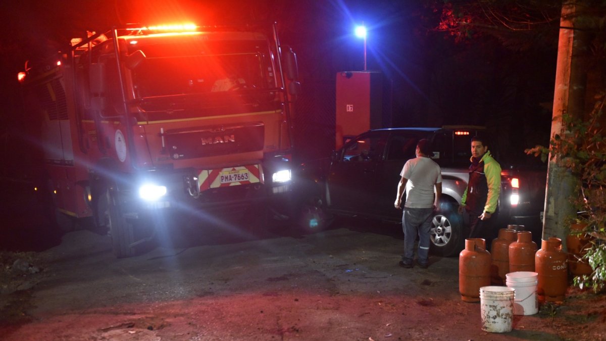 Más de 100 familias fueron evacuadas por el incendio en Quito. Algunos residentes salieron de sus casas en Bellavista, por el avance del fuego.