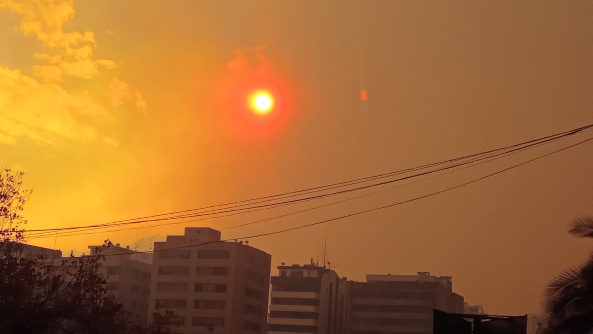 El cielo quiteño tomó un color anaranjadizo la tarde de este martes 24 de septiembre del 2024.