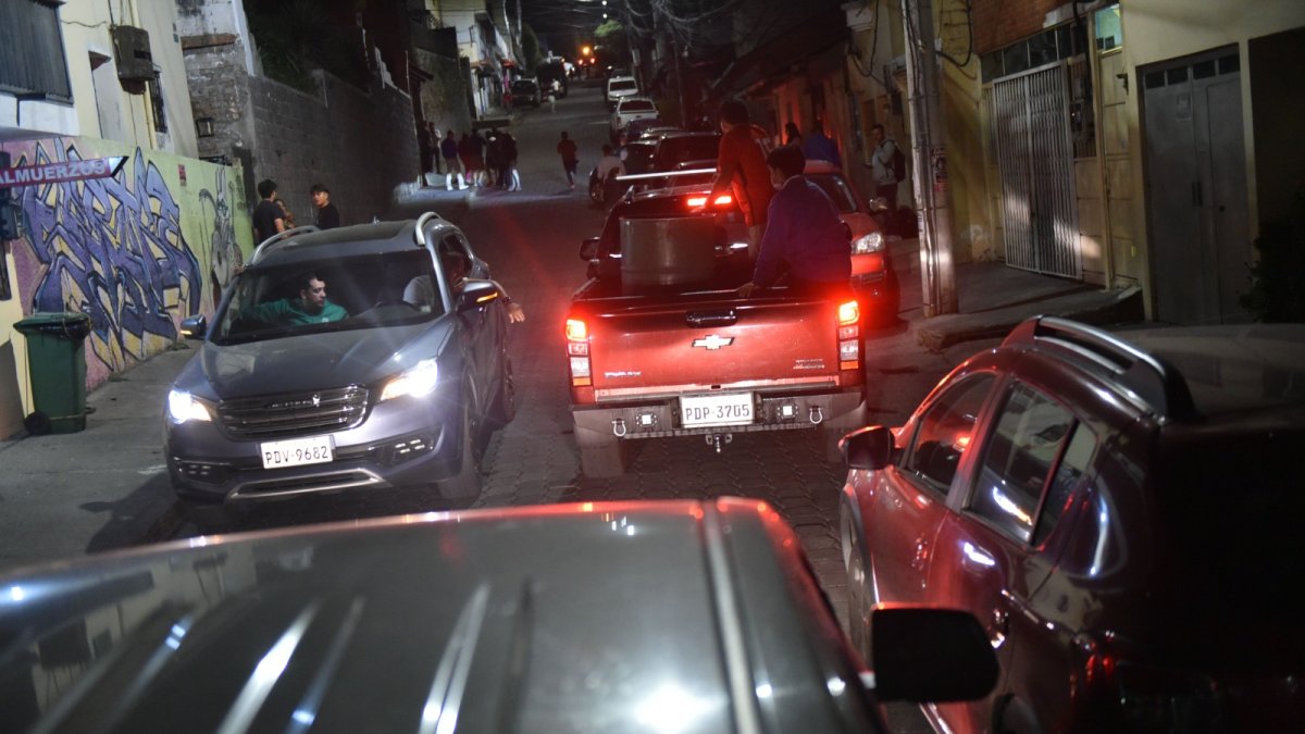 La medida de restricción vehicular Pico y placa regirá en Quito durante la emergencia generada por los incendios forestales.