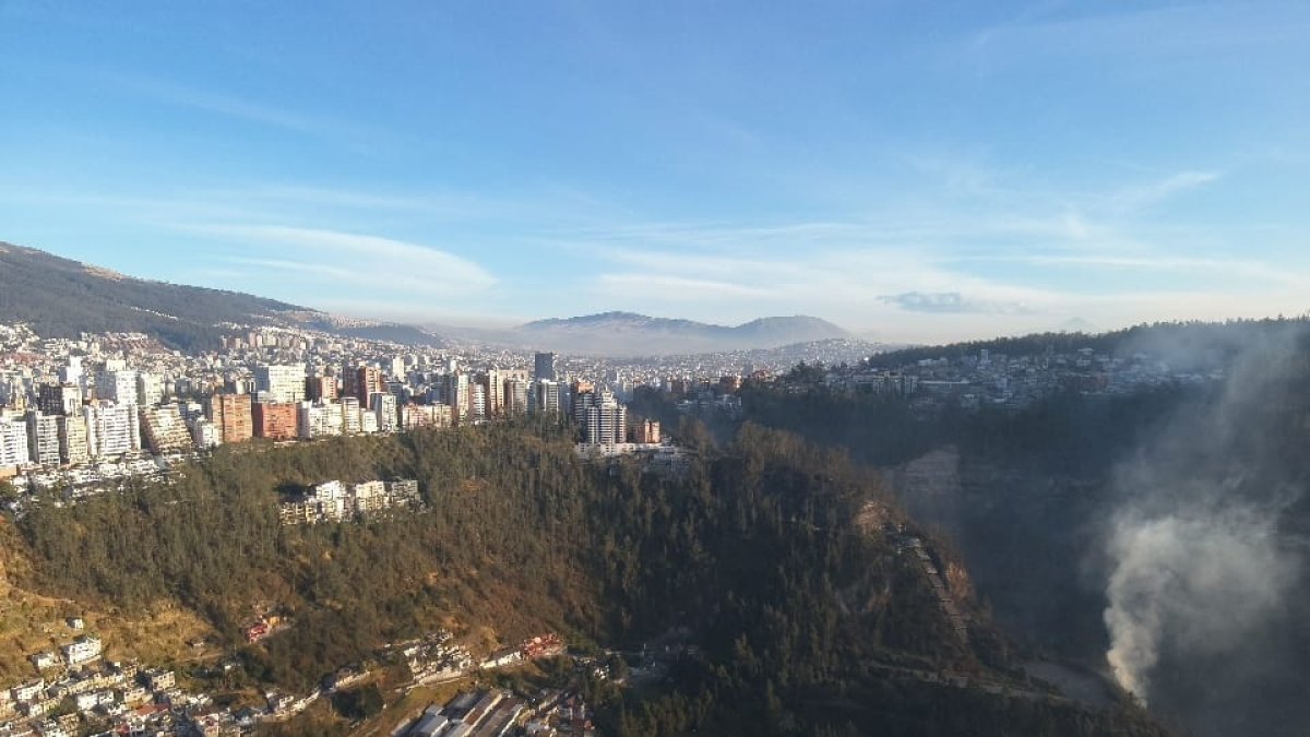 Imágenes aéreas de los Bomberos captaron parte de la zona devastada por el incendio en Guápulo, en Quito.