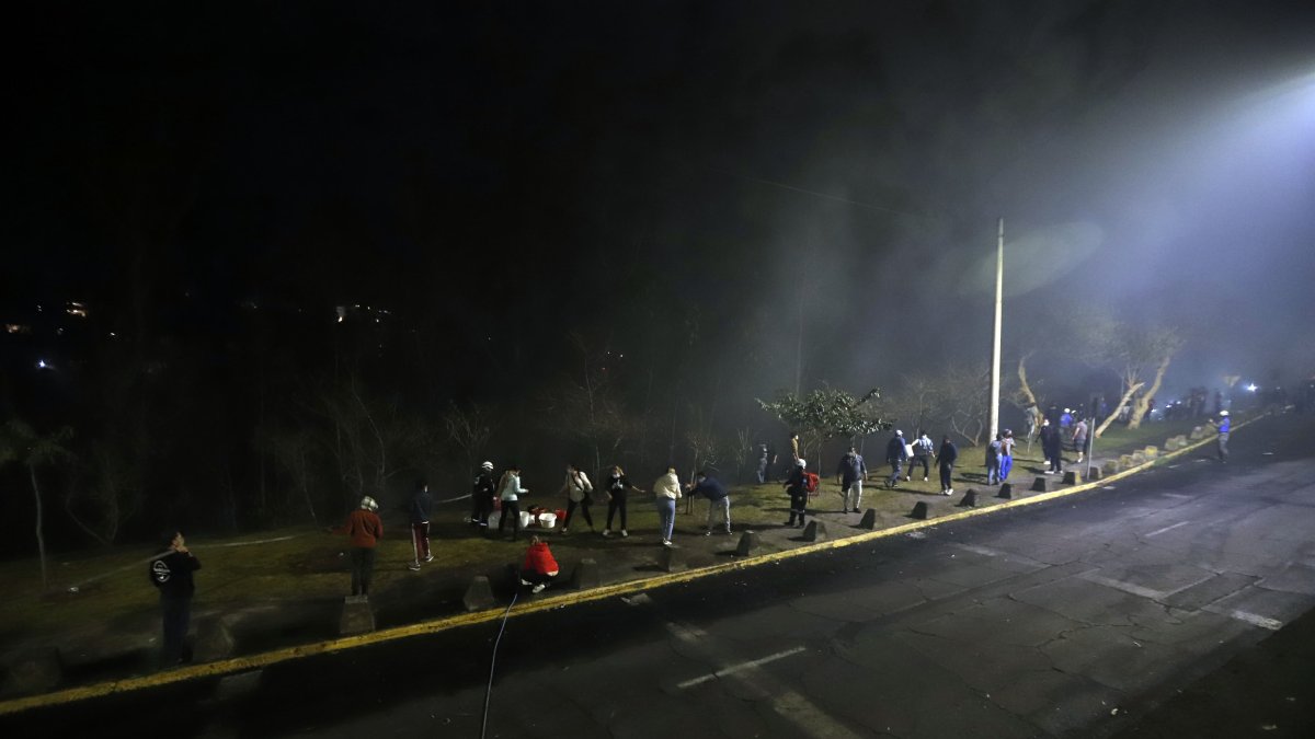 Comunidad. Los moradores de las zonas afectadas trabajaron en conjunto para ayudar a los bomberos y militares a apagar el fuego.