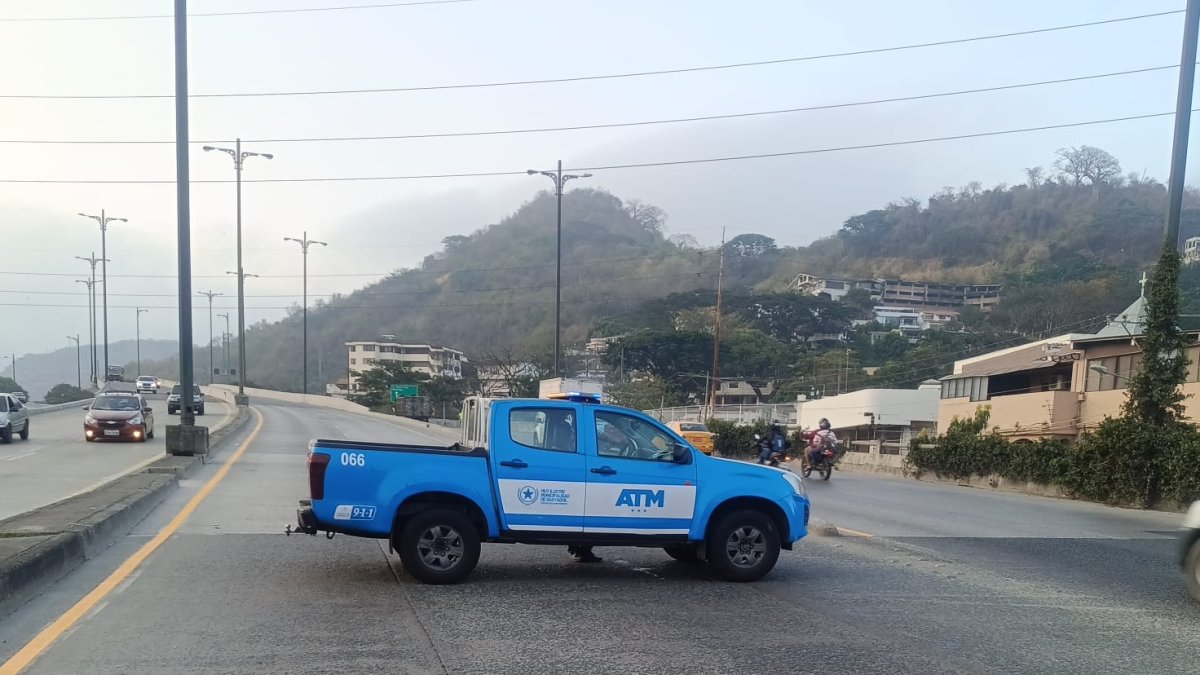 Camionestas de la ATM bloquean el paso al túnel.