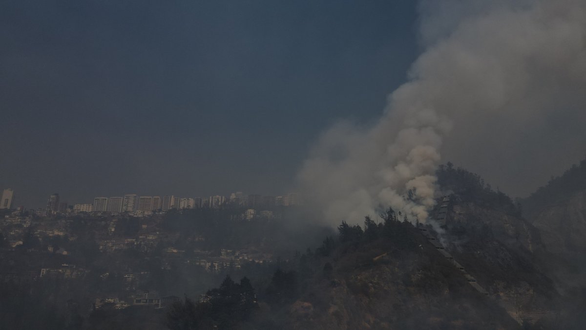 Incendio forestal en el ingreso a Guápulo, en Quito.