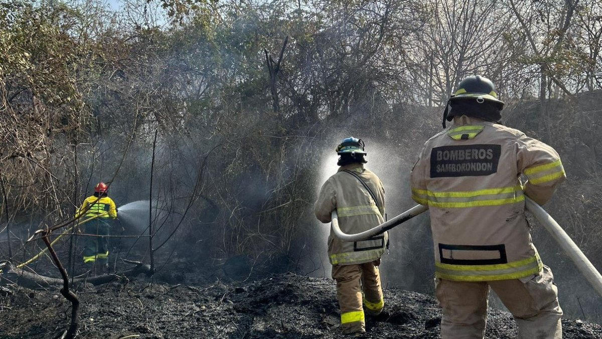 Bomberos de Samborondón atienden emergencia de incendio en La Puntilla.