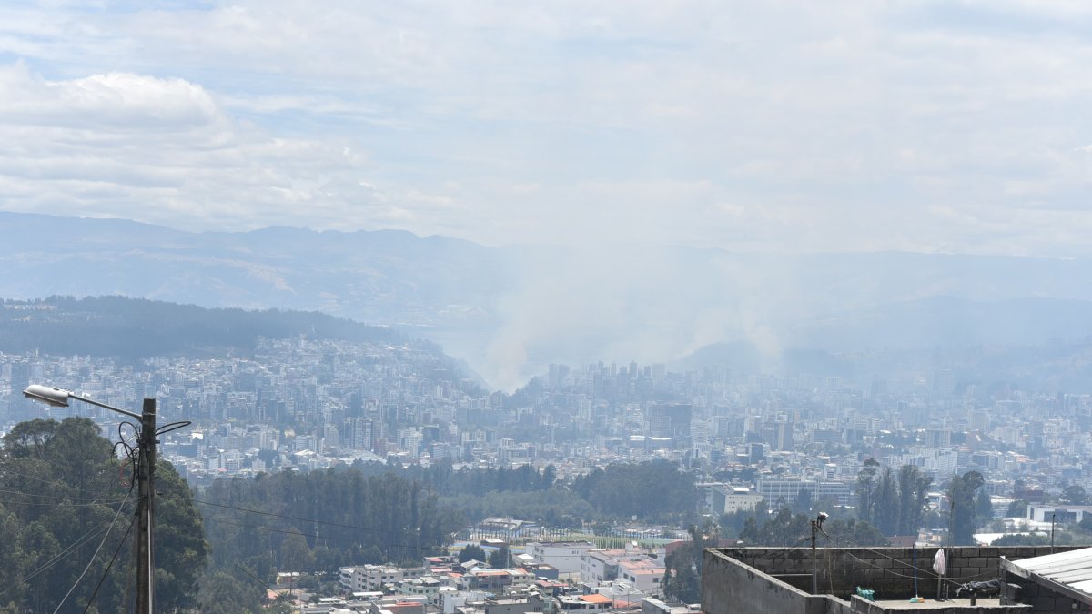El incendio en la av. Simón Bolívar aumentó la columna de humo en el sector entre la Ruta Viva y la autopista Rumiñahui.