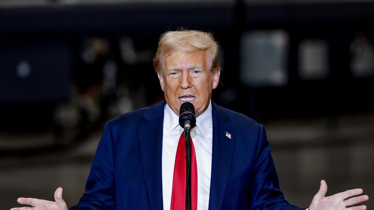 Donald Trump habla durante un evento de campaña en Mosack Group,