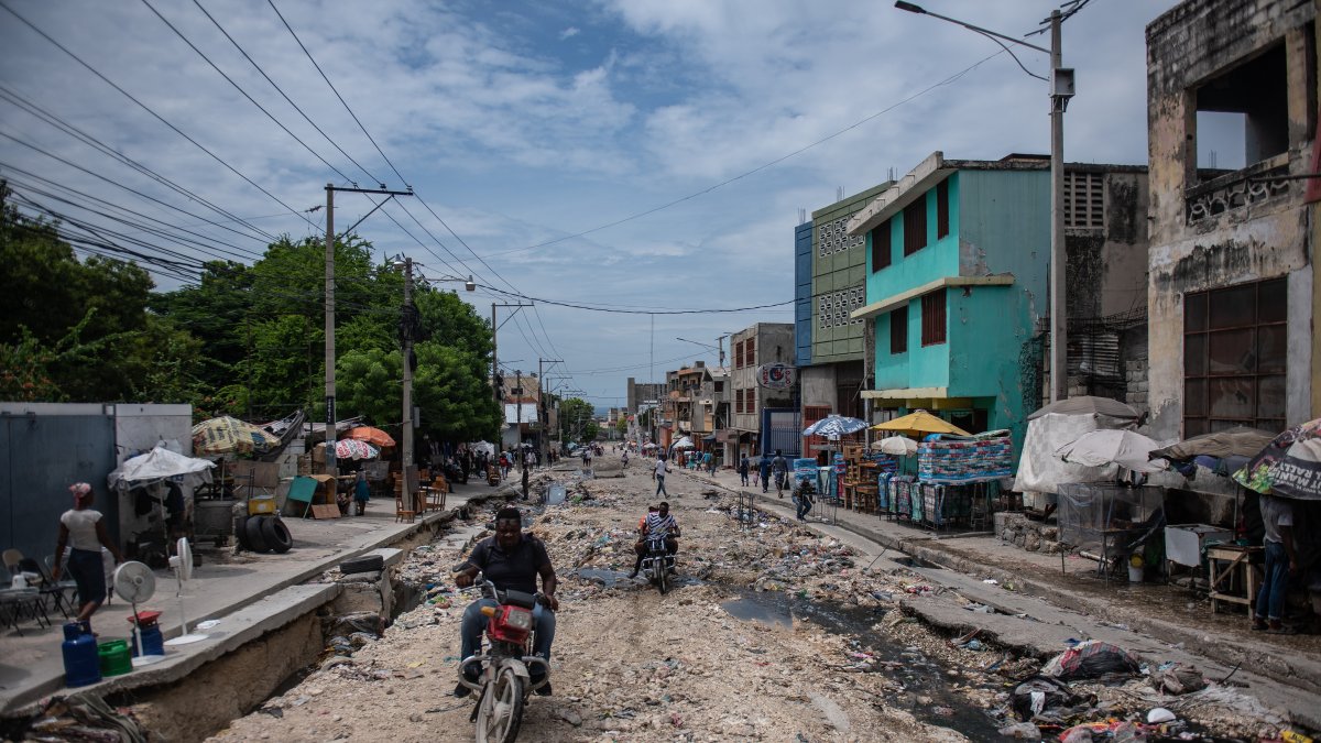 Motociclistas transitan por una calle este lunes, del centro de Puerto Príncipe (Haití).