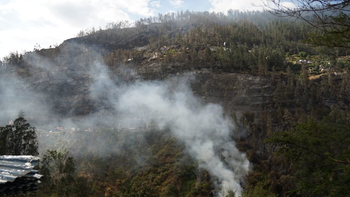 Suben a siete los heridos a causa de los incendios en Quito; las autoridades identifican a un posible responsable,