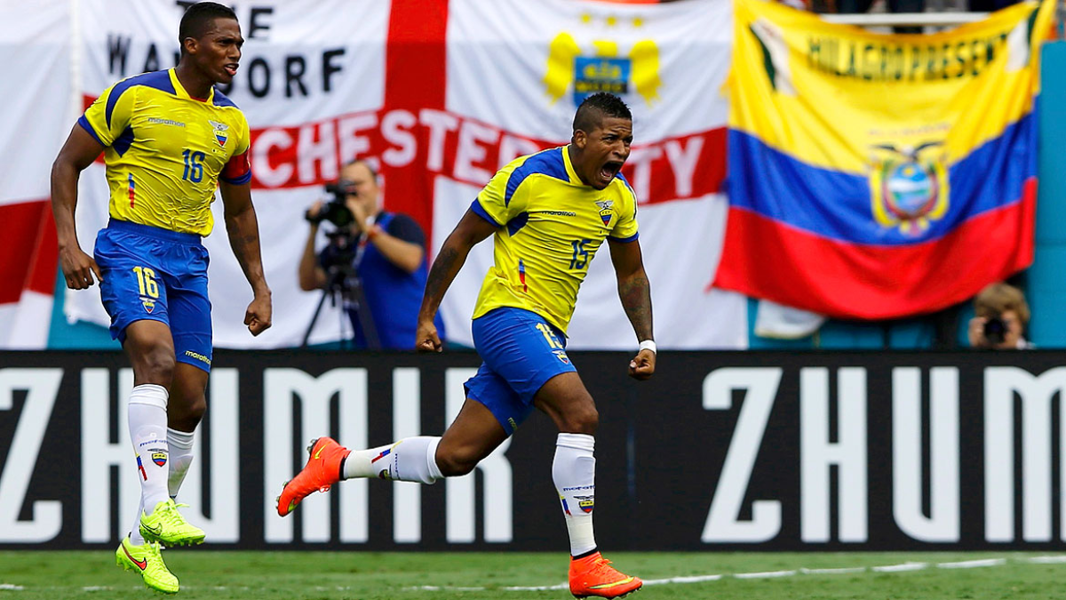 Michael Arroyo (d) junto a Antonio Valencia en el festejo de gol en la selección ecuatoriana