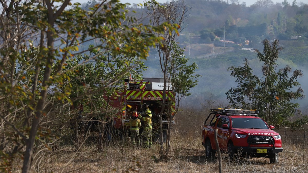 Personal del Cuerpo de Bomberos de Guayaquil en el sector Casas Viejas.