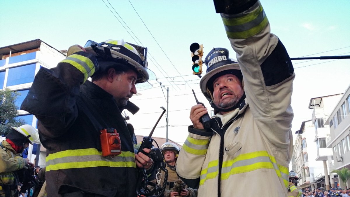 Ayuda. Un equipo de bomberos de Guayaquil servirán de apoyo a los de Quito.