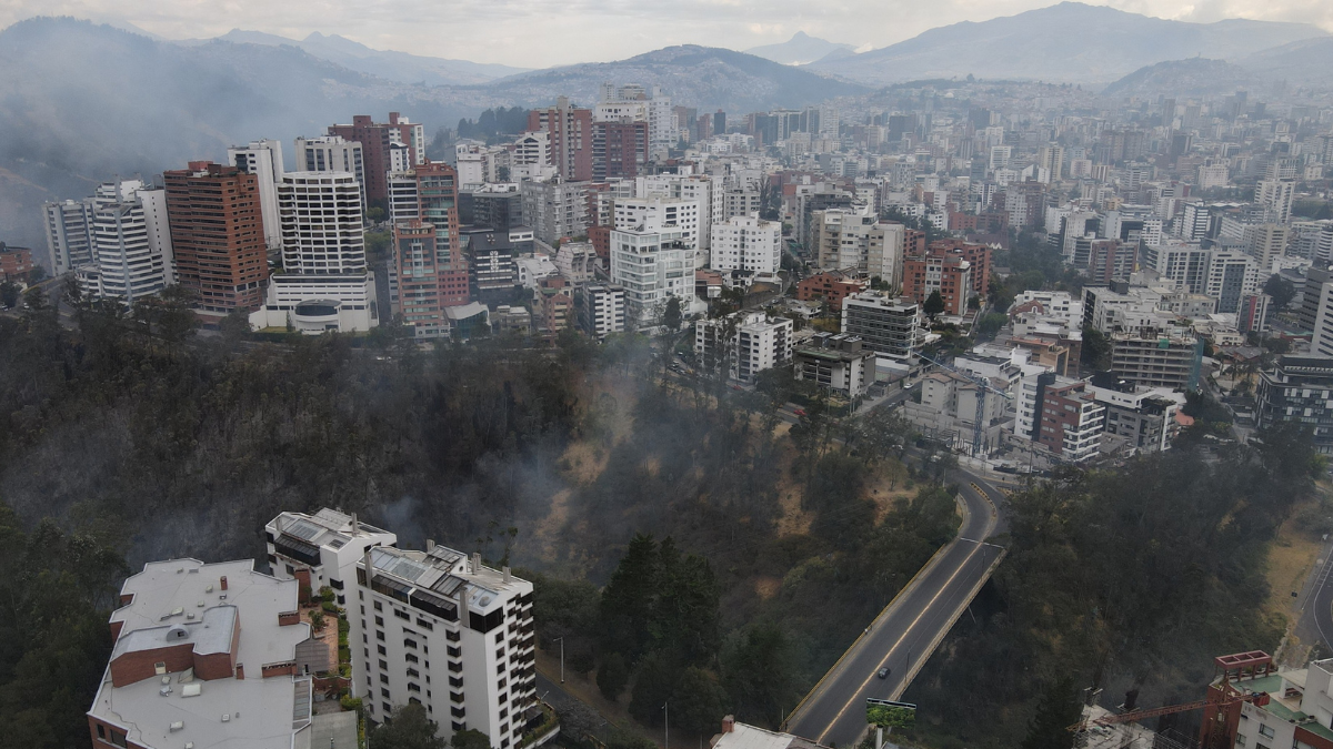 El incendio desde el sector González Suárez.