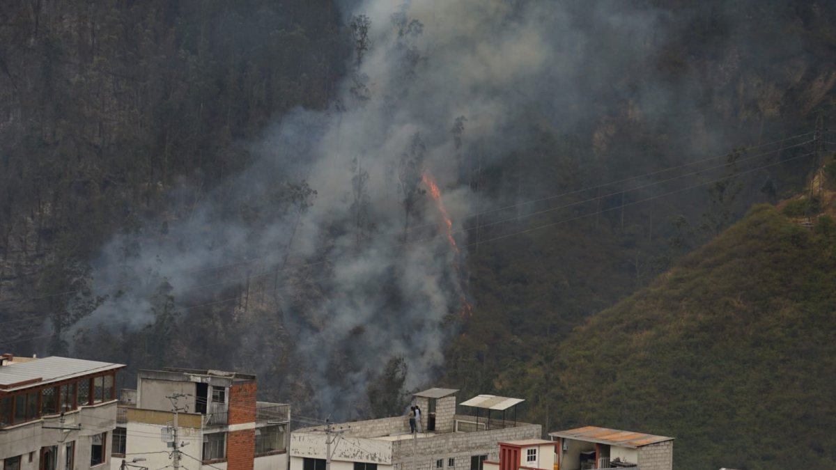 Las llamas del incendio que comenzó en Guápulo y se propagó a otras laderas se podía observar desde las viviendas.