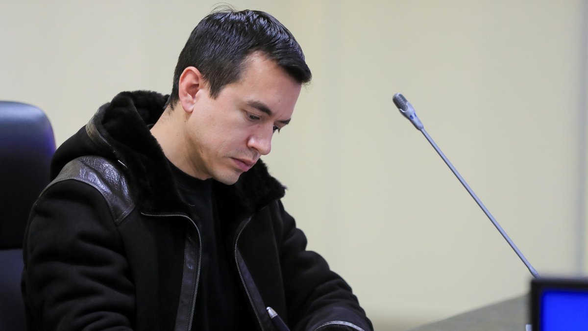 El presidente Daniel Noboa suspendió su agenda en Estados Unidos para liderar las acciones de respuesta por los incendios forestales en la capital.