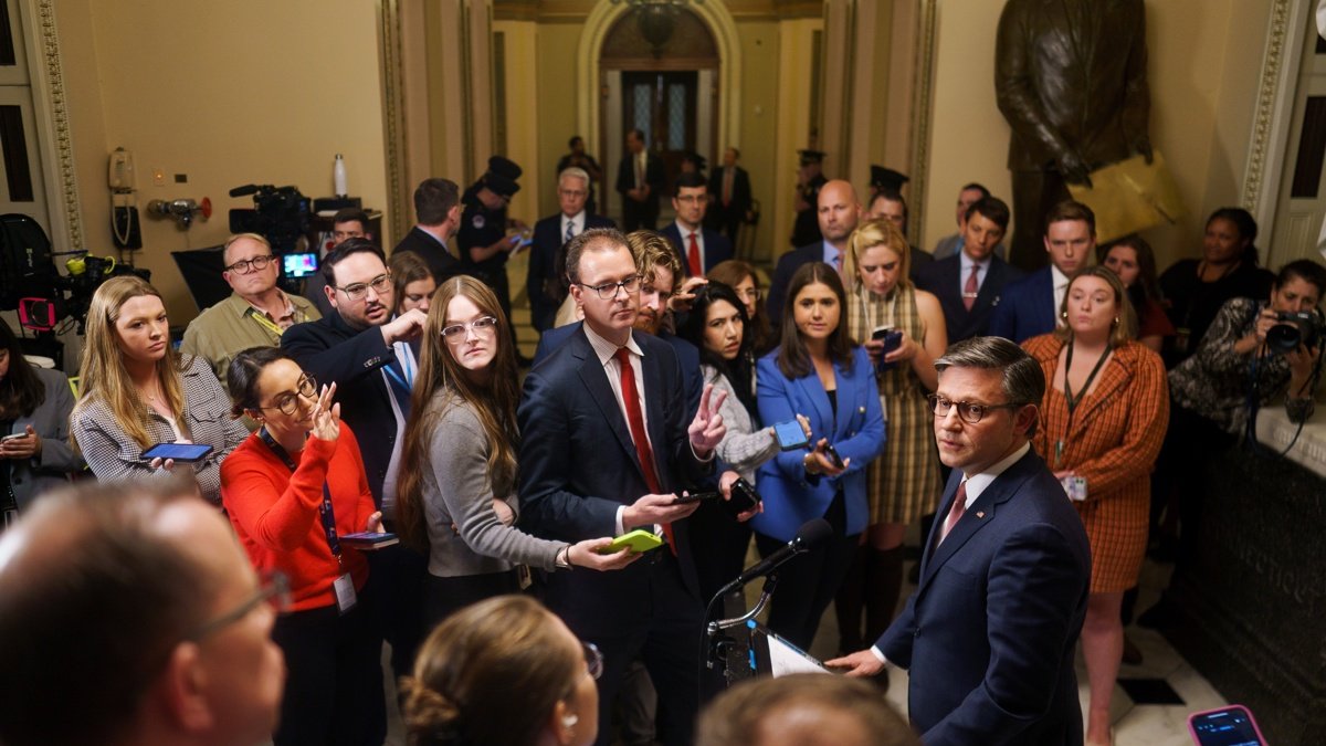 El presidente de la Cámara de Representantes de Estados Unidos, Mike Johnson, habla con los medios de comunicación en el Capitolio, en Washington, este miércoles 25 de septiembre.