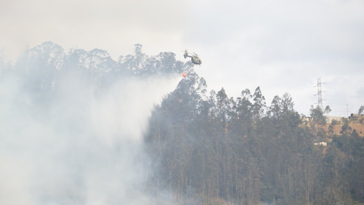El ministro de Defensa dijo que drones y parapentes dificultaban el trabajo de los helicópteros que intentaban apagar los incendios en Quito.