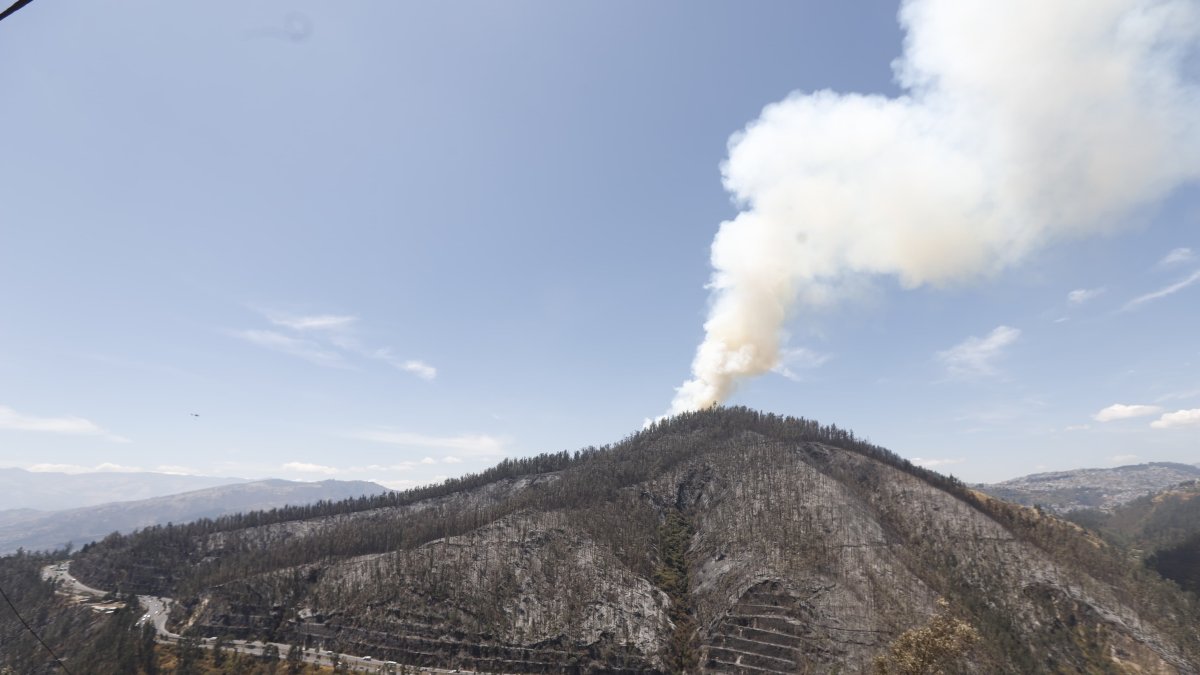 La columna de humo que se generó por el incendio en el cerro Auqui alertó a las personas en Quito.
