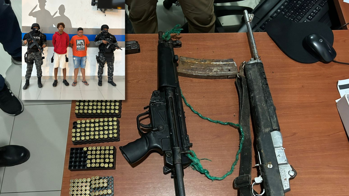 En un video se observa que por más de un minuto los agentes escarbaron en la tierra para llegar hasta el armamento.