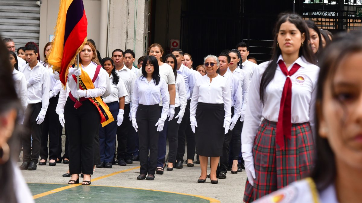 En el Colegio San José, 30 adultos formaron parte del juramento a la bandera de esta institución.