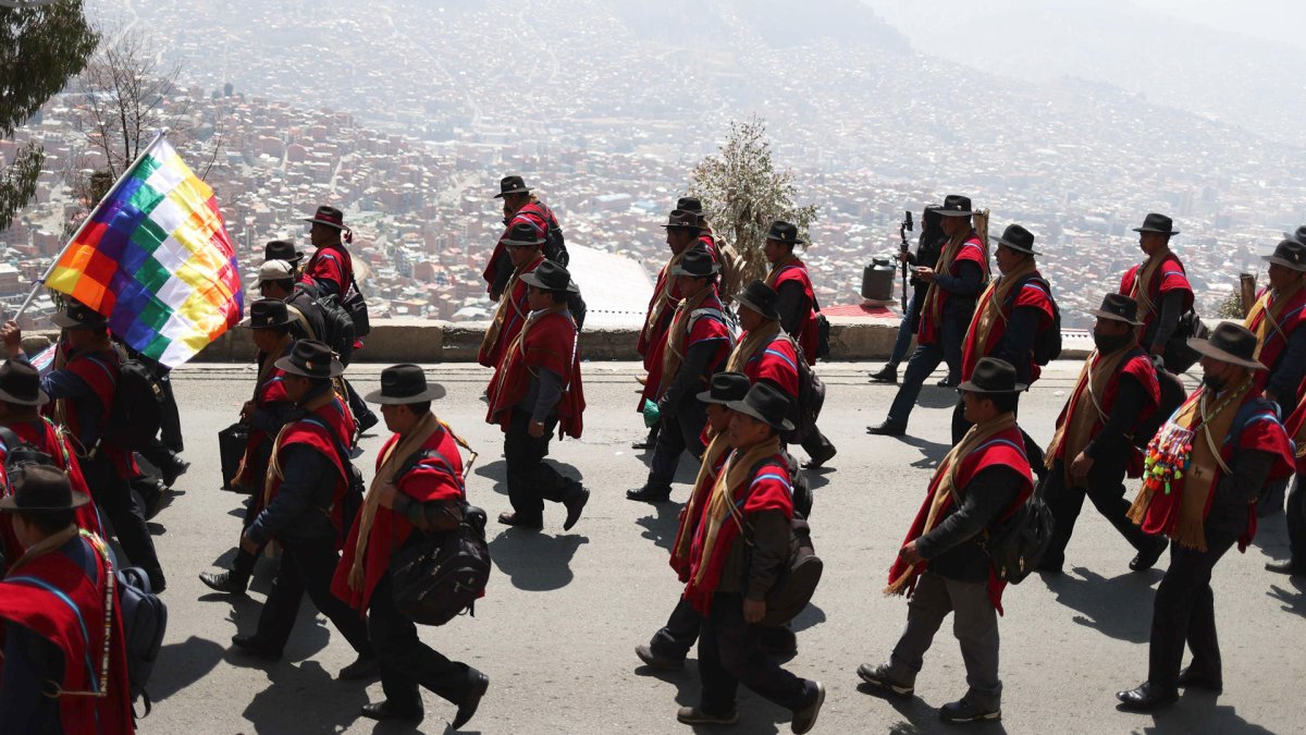 Indígenas pertenecientes a los 'Ponchos Rojos' participan en una protesta este miércoles en La Paz (Bolivia).