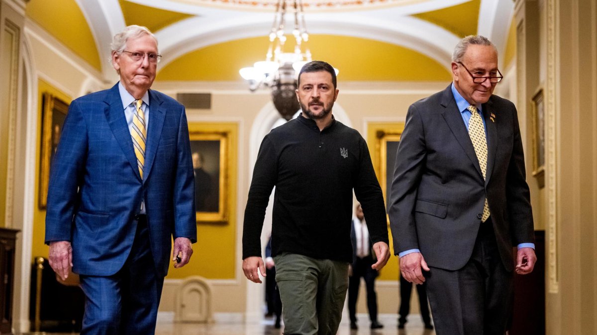El líder de la mayoría en el Senado de EE.UU. Chuck Schumer y el senador Mitch McConnell caminan junto al presidente de Ucrania,Volodímir Zelenski, en el Capitol, en Washington (EE.UU.).