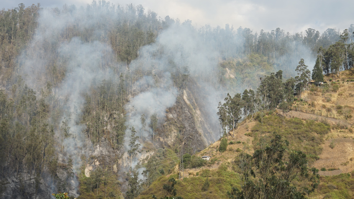 Helicóptero militar con descargas de agua sofoca los focos de fuego que se reactivaron en el cerro Auqui.
