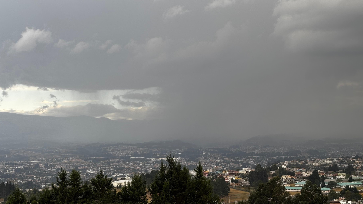 La lluvia cayó en sectores del norte, sur y valle de Quito.