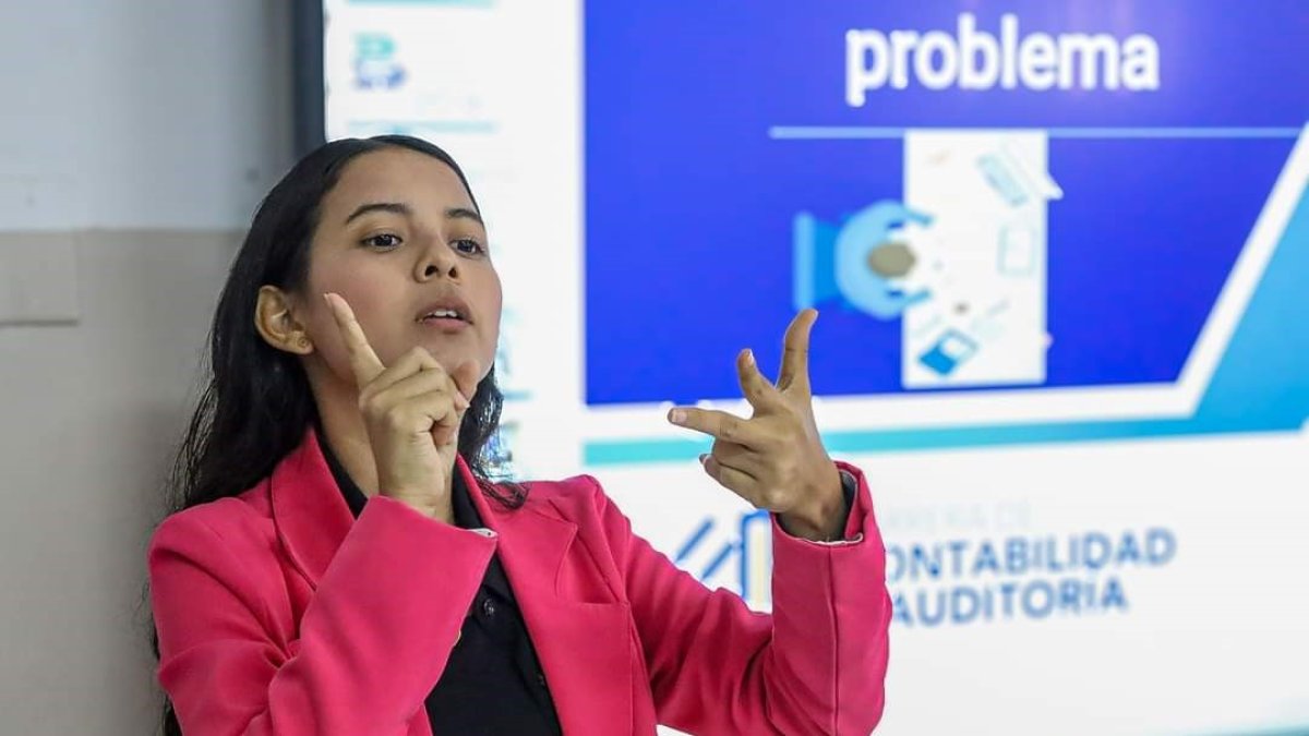 Sustentación. Bellanira Molina expuso su tesis en lenguaje de señas.