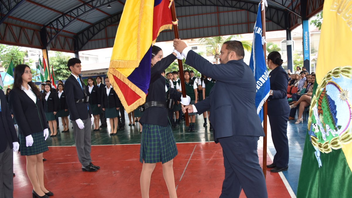 Abanderados del Pabellón nacional en Guayaquil comparten a EXPRESO sus ideas para combatir la delincuencia y mejorar la política del país. 