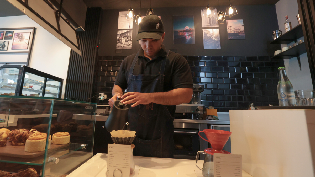 Descubre cafeterías en Guayaquil que ofrecen café de especialidad, desde catas hasta espacios acogedores donde la pasión por el café se vive en cada taza