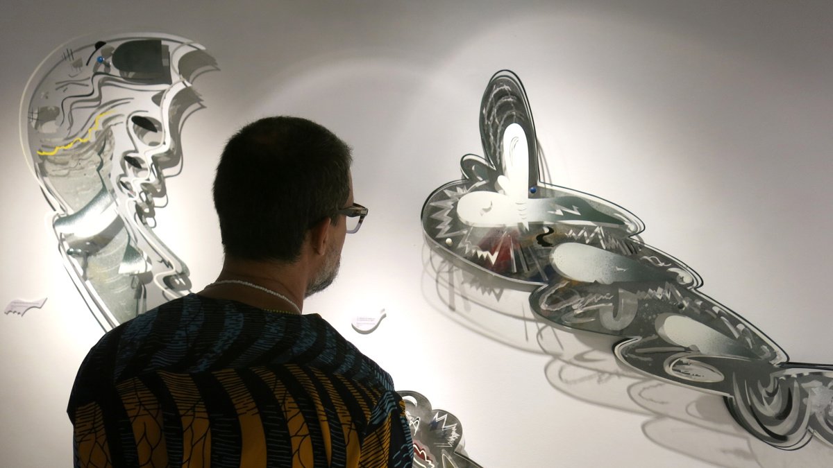 Una persona observa una obra del artista Edwin Maurás Maldonado, durante su exposición en la galería A.Cueto, en San Juan.