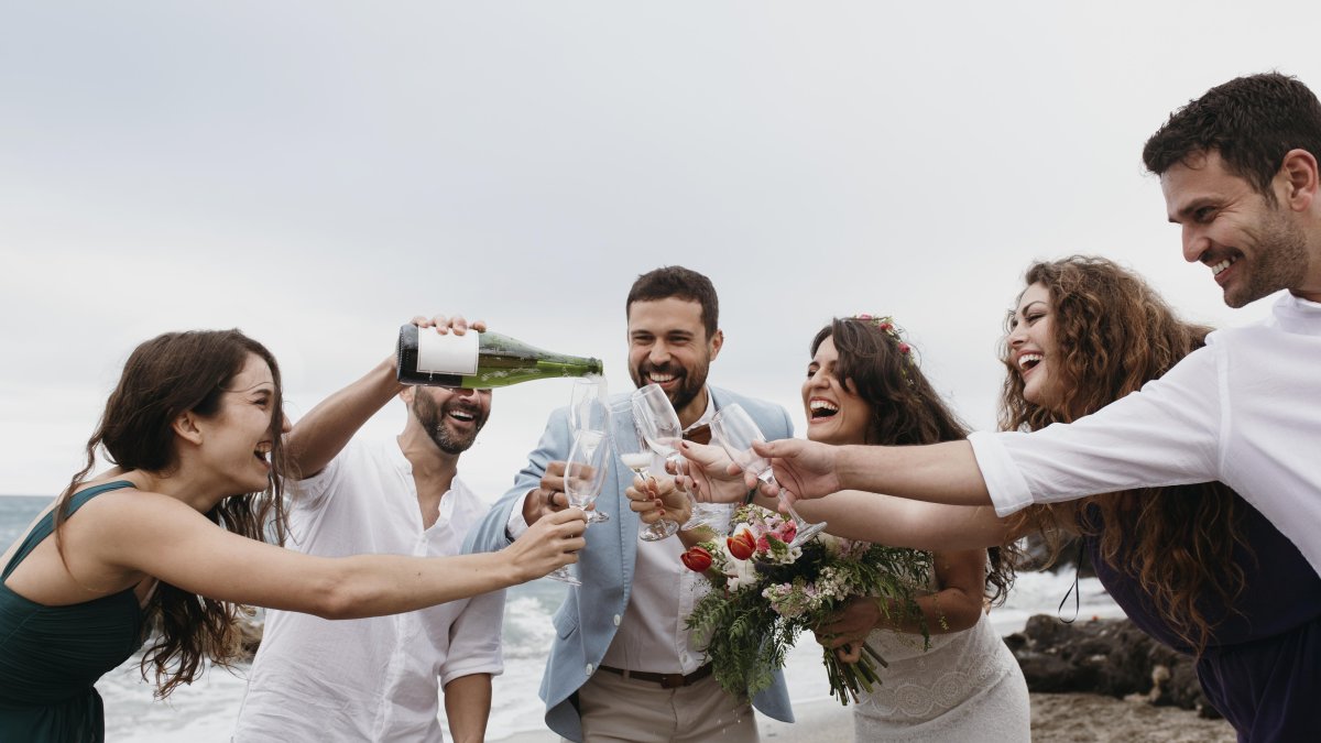 lige el atuendo perfecto para una boda al aire libre, combinando elegancia y comodidad con prendas y accesorios adaptados al entorno y clima
AG - PERIODISTAS
AG - GRANASA
AG - SEMANA