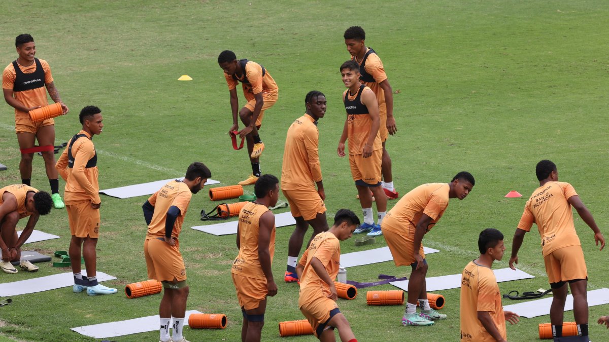 Dieciséis juveniles entrenan con el primer plantel de Barcelona, entre ellos: Juan Usma, Jandry Gómez y Allen Obando.