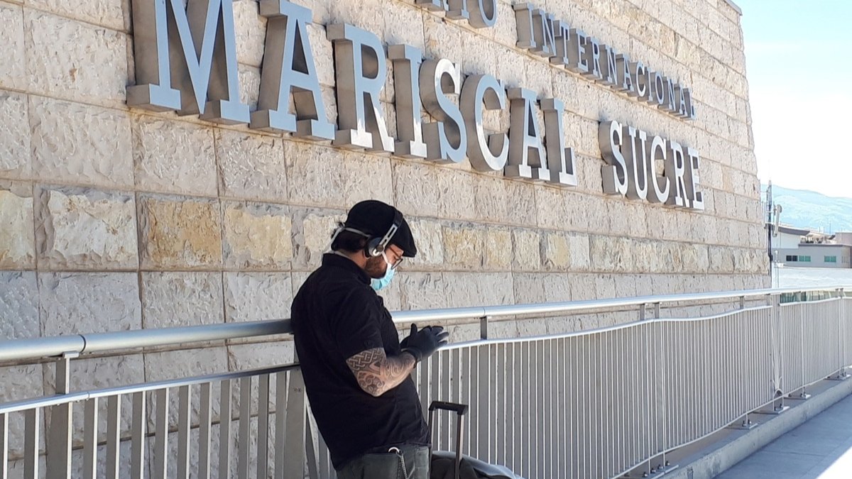 Fotografía de archivo de un pasajero que espera afuera en la terminal del aeropuerto internacional Mariscal Sucre en Quito (Ecuador).