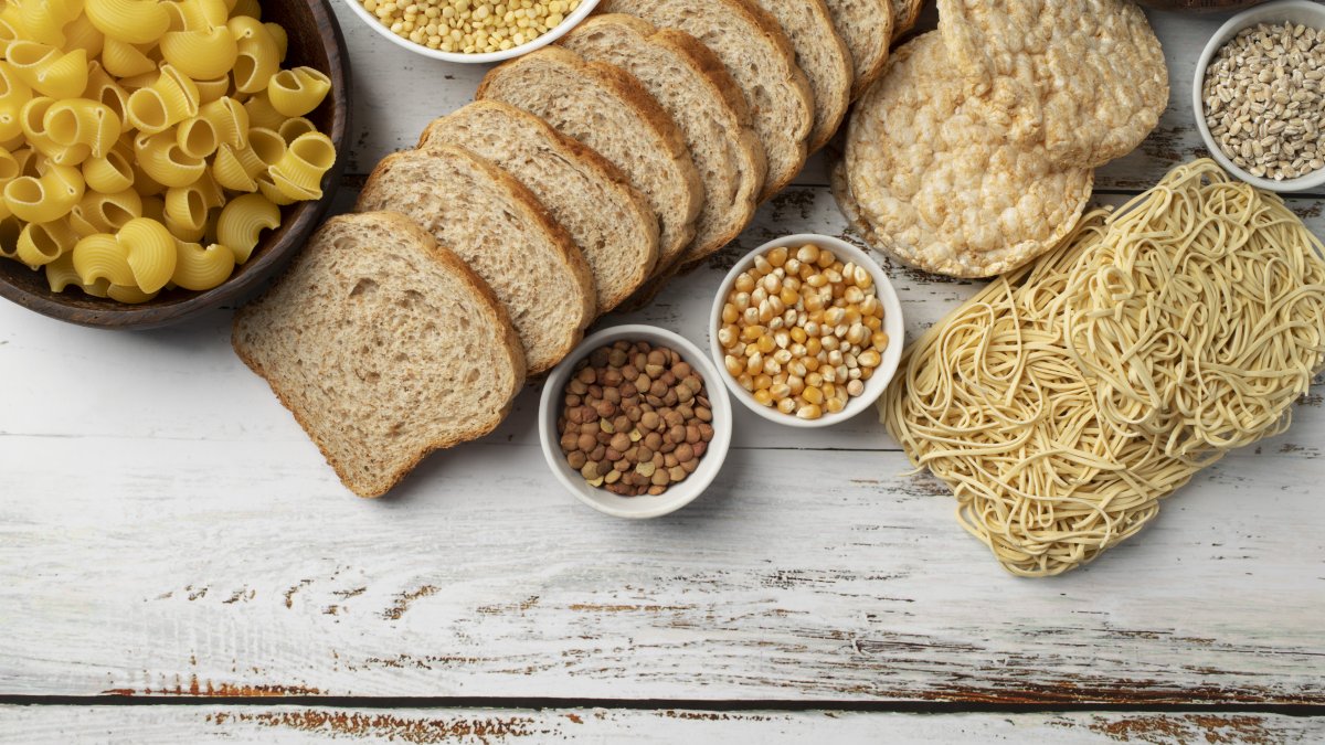 Elige carbohidratos complejos como granos enteros y vegetales para mejorar tu energía y apoyar tus metas de pérdida de peso, evitando los picos de azúcar que causan los carbohidratos refinados.