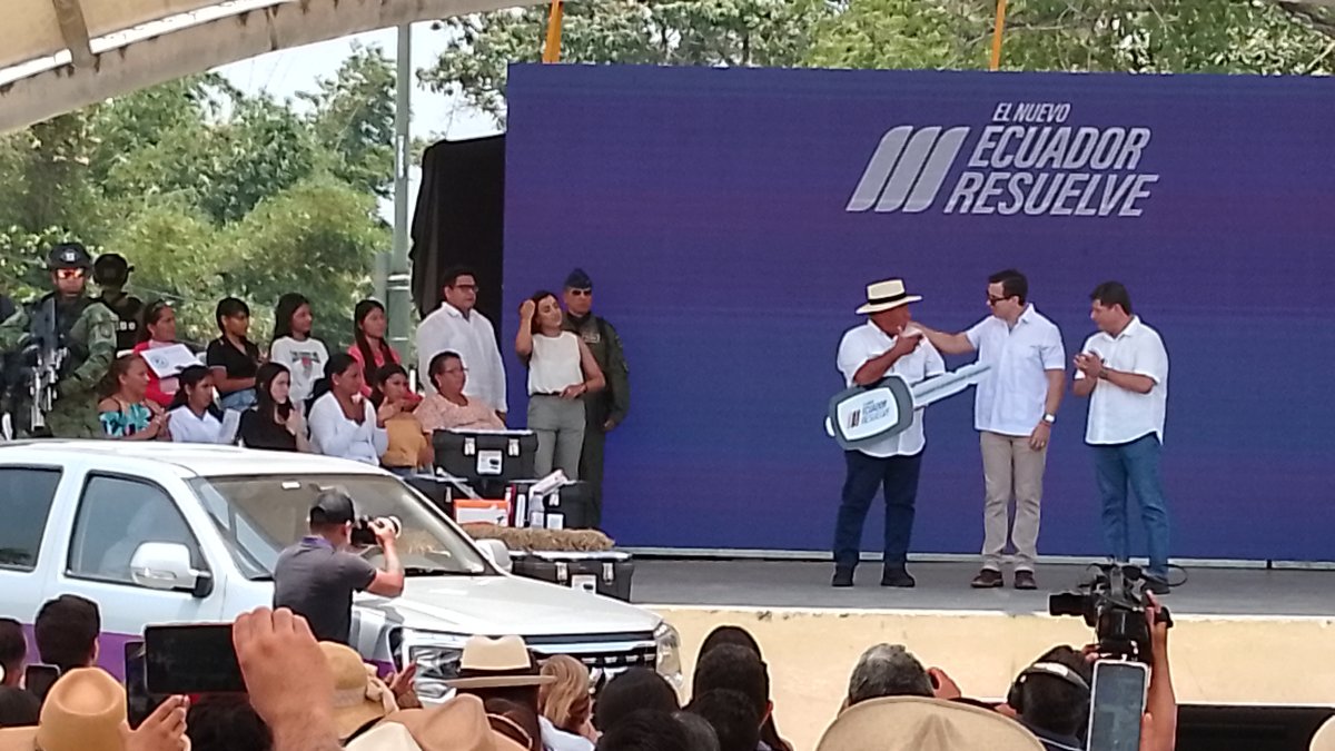 Acto. El presidente hizo la entrega oficial de las unidades.