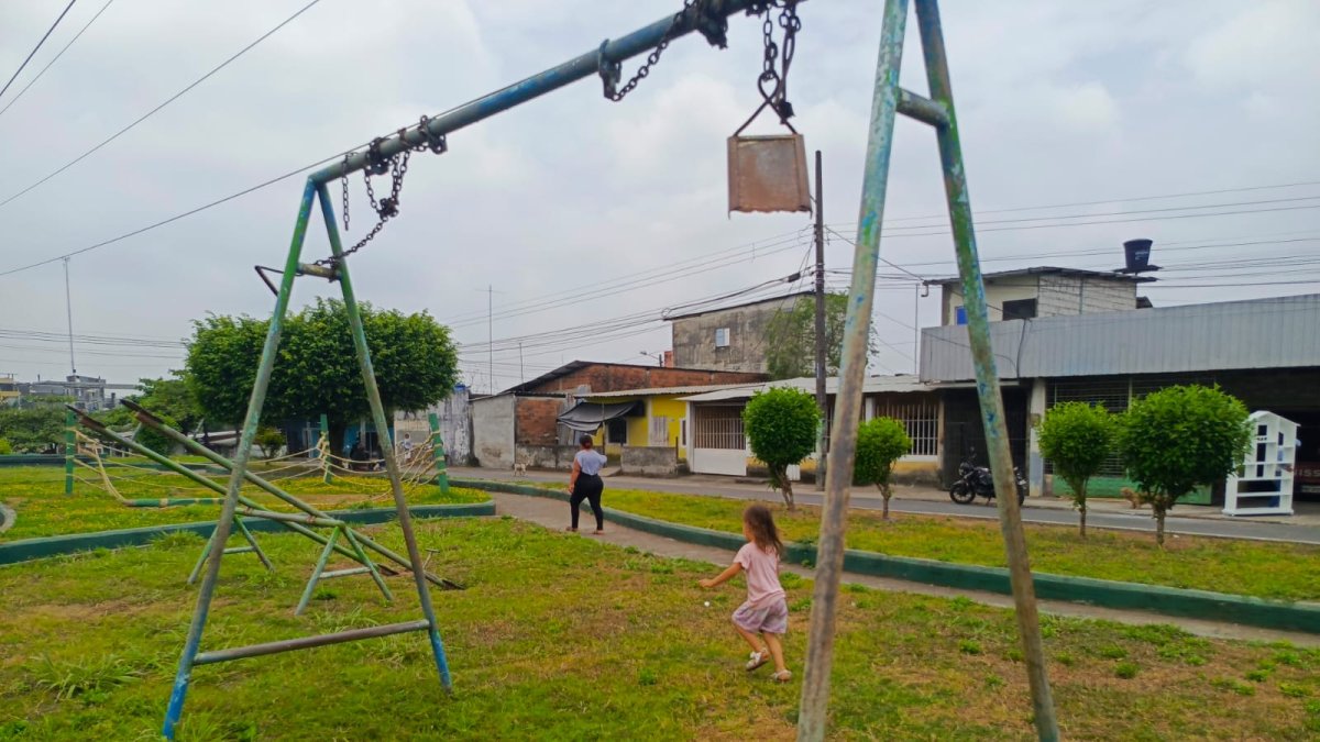Sitio. El parque del sector de San Antonio, en Venus del Río, en el norte, presenta daños.