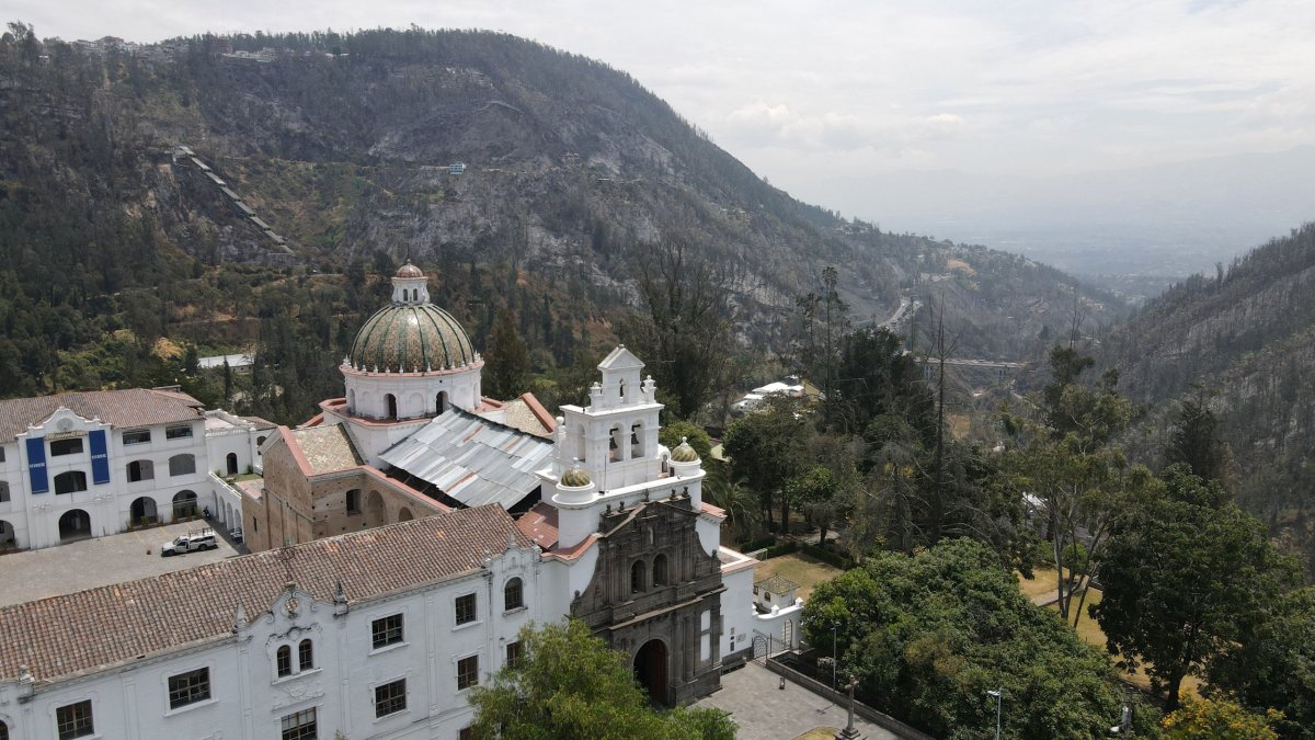 Afectación. Las laderas que rodean este barrio fueron consumidas por las  llamas. Desde el mirador de Guápulo se podía visualizar las áreas afectadas.