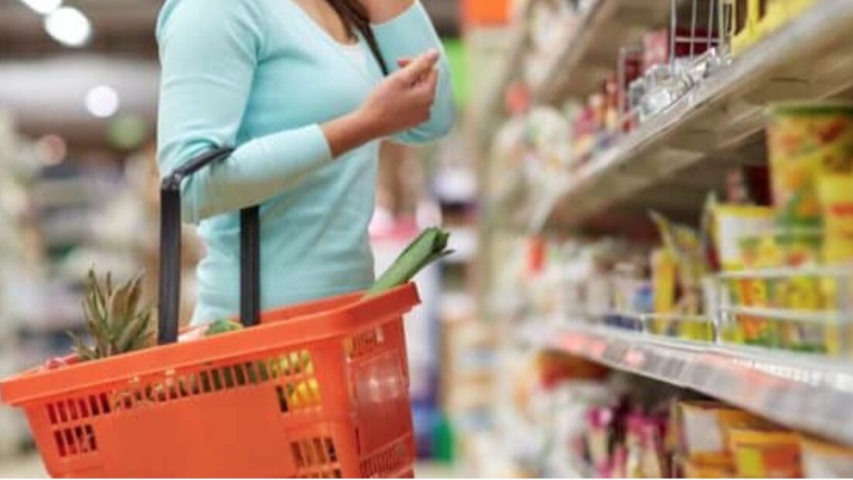 Mercado. Una persona realiza compras.