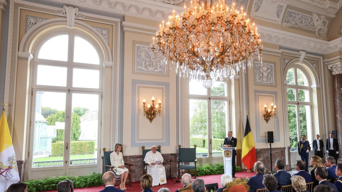 El Papa Francisco, junto con la Reina Mathilde y el Rey Philippe, pronuncia un discurso ante las autoridades, en Laken, cerca de Bruselas.