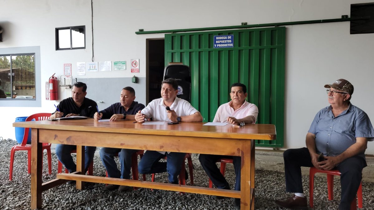 Autoridad. El ministro de Agricultura y Ganadería, Danilo Palacios, en la reunión con los maiceros en la provincia de Los Ríos.