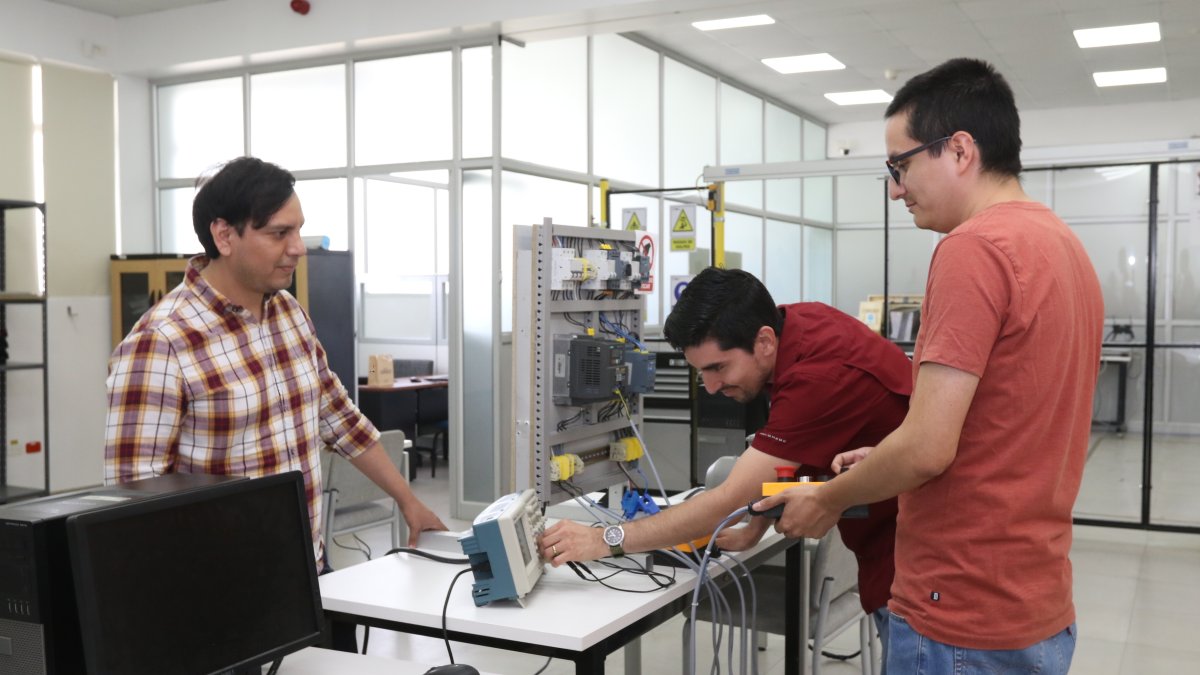 Implementación. Los alumnos de la Espol usan la IA para generar programas innovadores en clase de robótica.