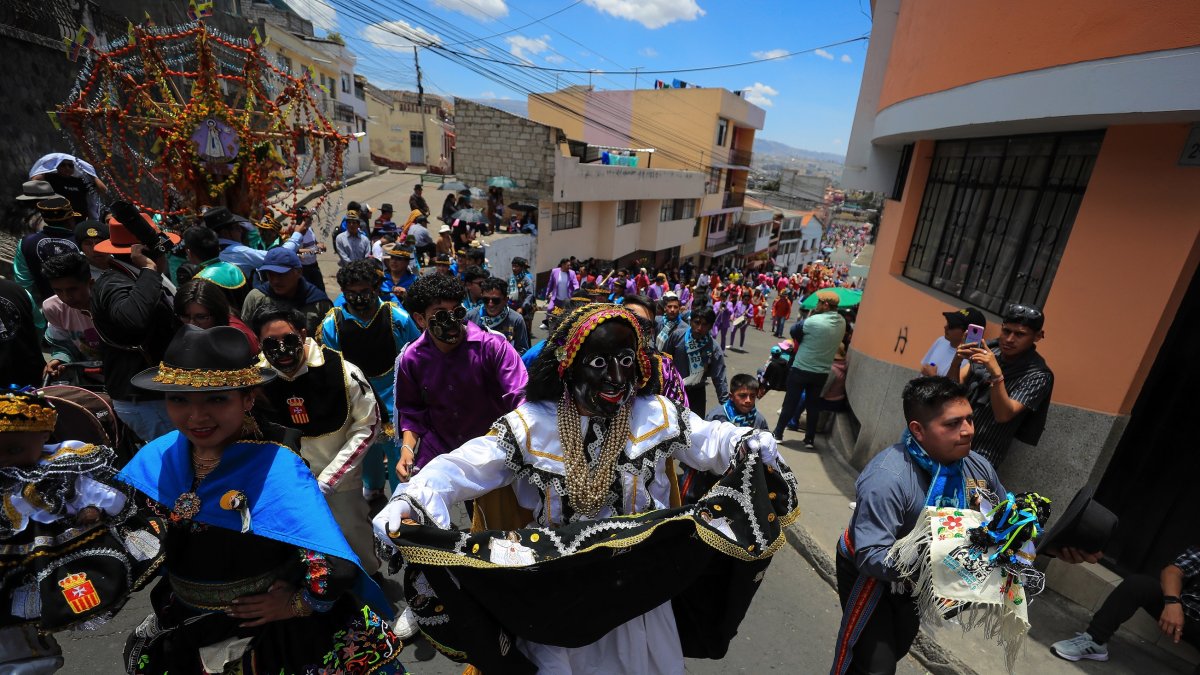 Personas usan trajes alegóricos durante la tradicional fiesta de la 'Mama Negra' este martes, en Latacunga (Ecuador).