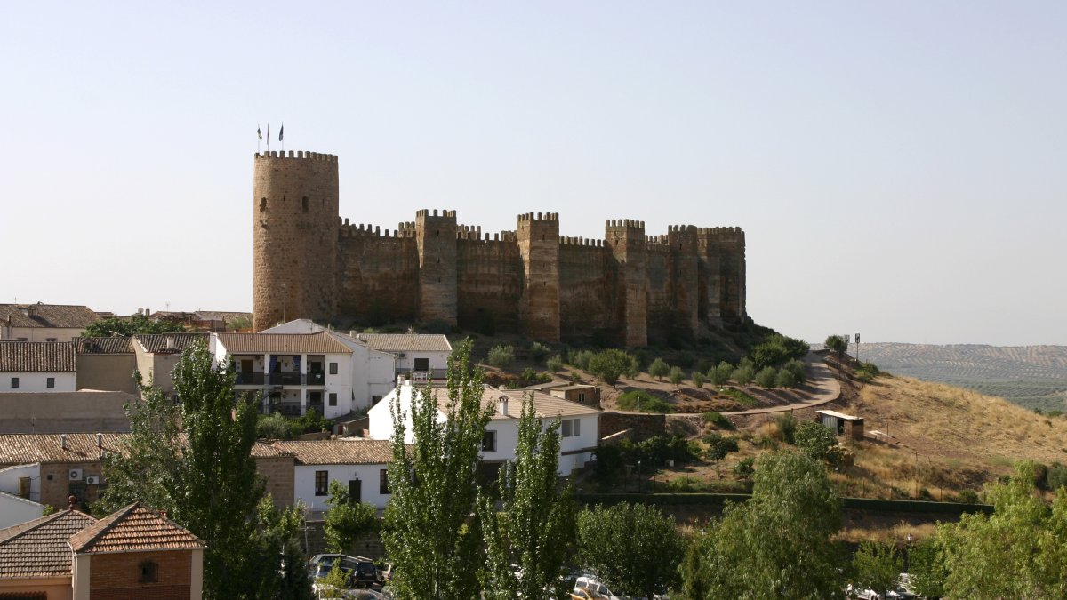 Vista del castillo de Burgalimar, uno de los dos más antiguos, se levanta sobre restos de un asentamiento de la Edad del Bronce