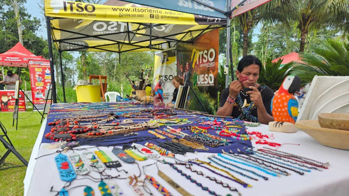 Los artesanos shuaras mostraron las habilidades al confeccionar artesanías y accesorios con semillas del campo.