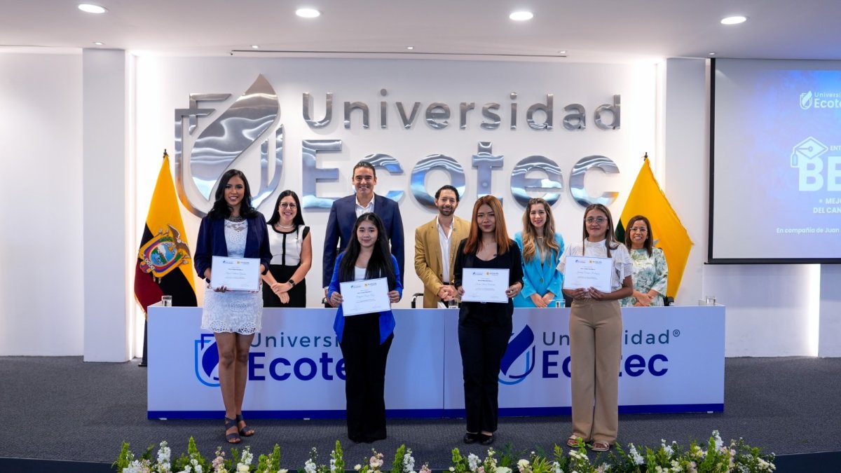 El evento reunió a estudiantes, familiares y autoridades locales en una celebración de mérito y talento.