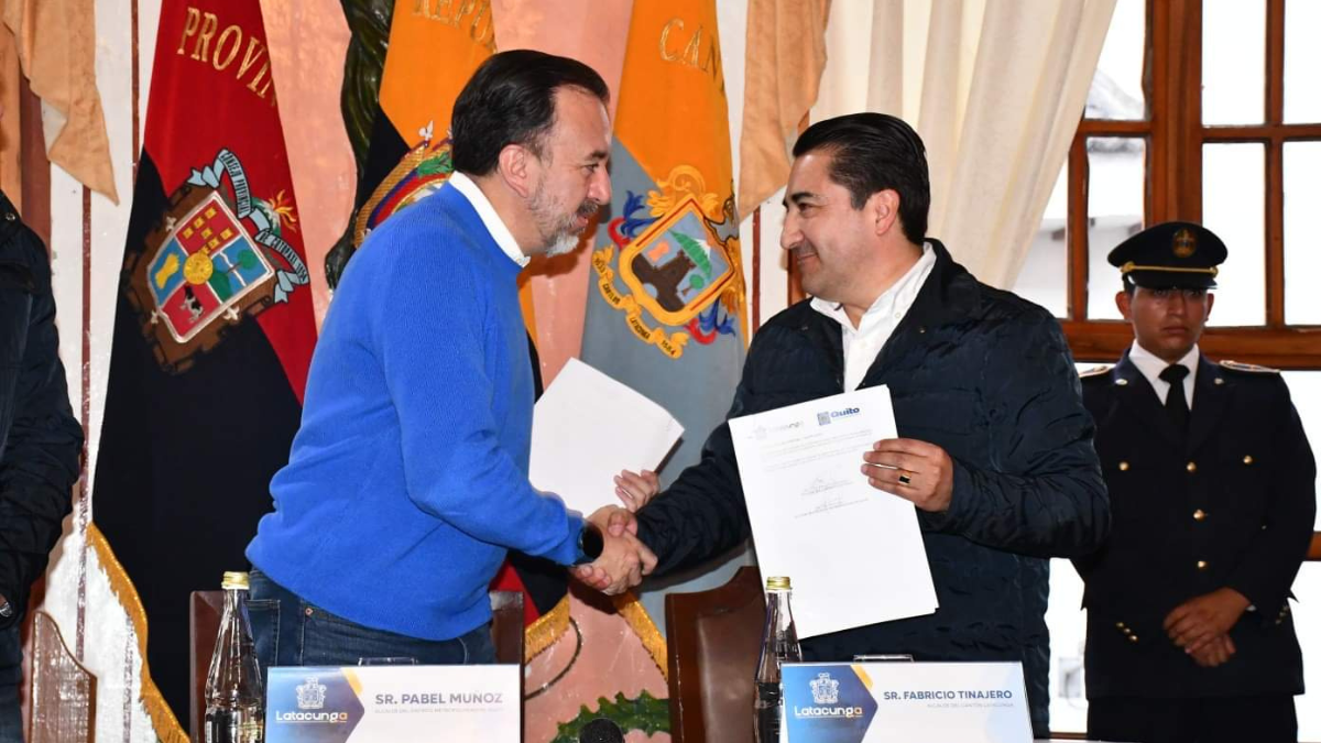 Durante la firma del convenio entre los alcaldes de Quito y Latacunga.