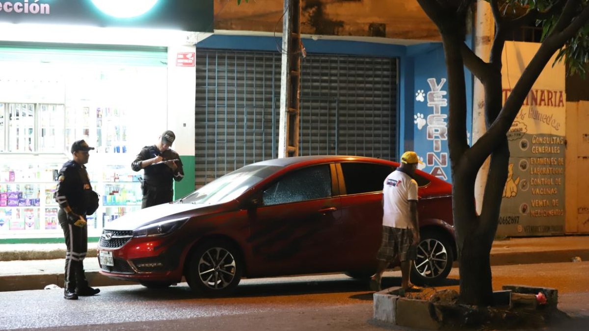 El vehículo de la víctima quedó abandonado con la evidencia de los tiros.